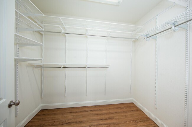 Building Photo - 6491 Bayview Dr