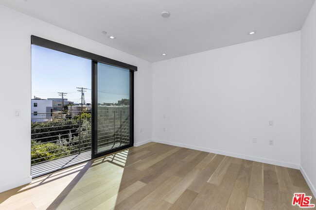 Building Photo - 2019 Barry Ave