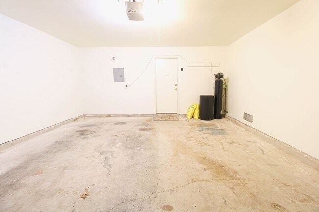Building Photo - 8118 Chestnut Manor Dr