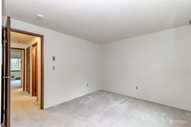 Building Photo - Lovely 2-Bedroom End Unit Condo in Cedarwo...