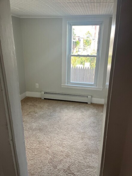 Small Office without furniture - 44 N Spring St