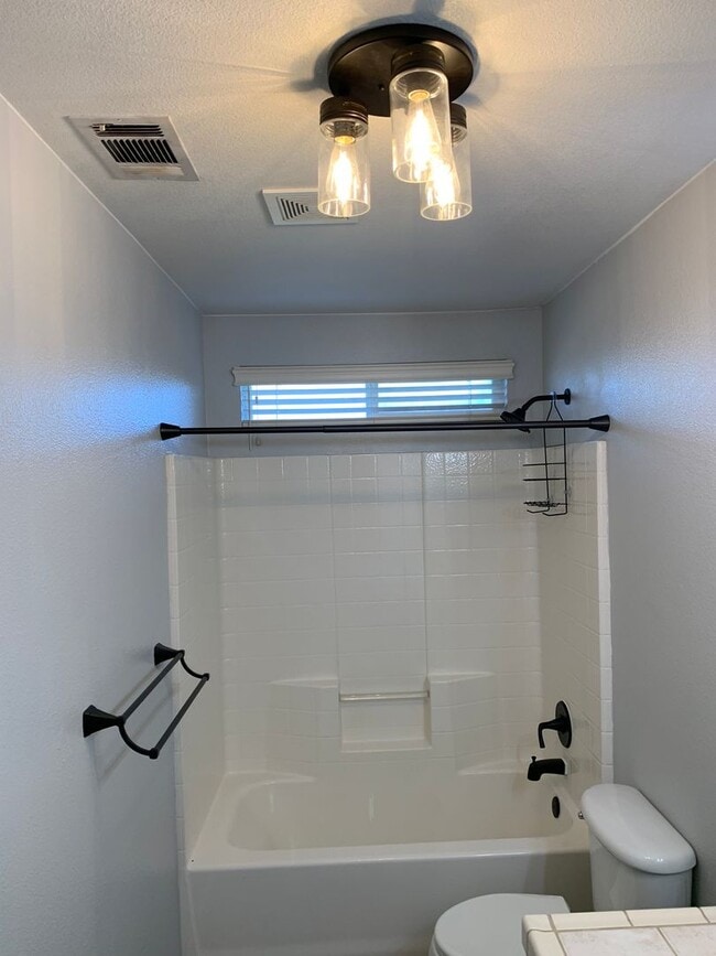 Building Photo - 3 Bedroom 2 Bath Home