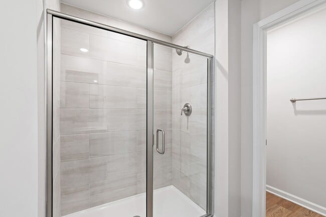 Building Photo - Stunning 3-Bedroom Residence in Oak Manor,...