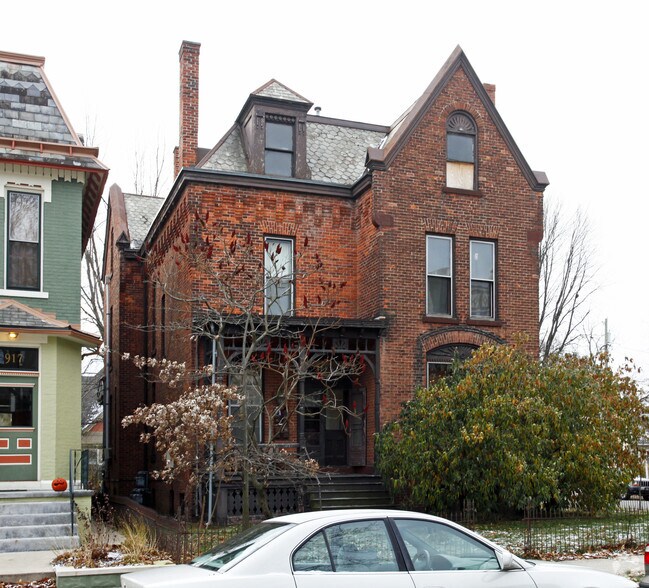 Building Photo - 921 W Berry St