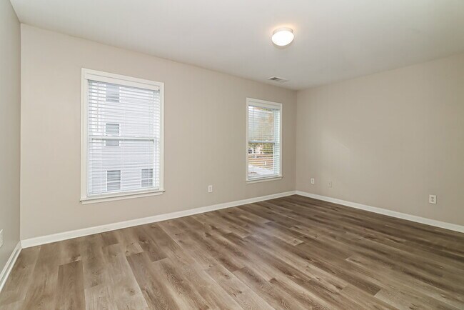 Building Photo - 227 Oakbridge Dr