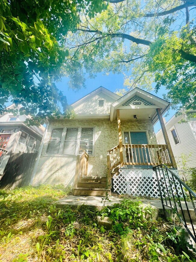 Building Photo - "Spacious 5-Bedroom Retreat with Elegant Hardwood Floors in Vibrant Minneapolis Neighborhood!"