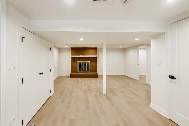 Building Photo - 5028 N Oneida Ave