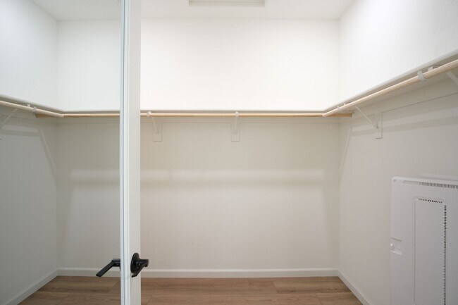 Building Photo - Stunning 4-bedroom 2.5 bathroom