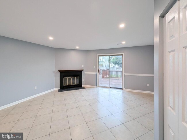 Building Photo - 517 Gloucester Ct