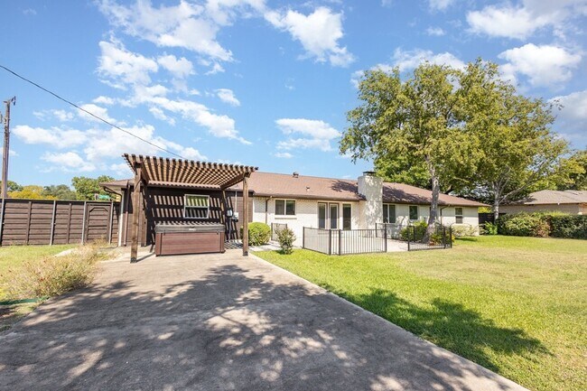 Building Photo - 5710 Forest Ln