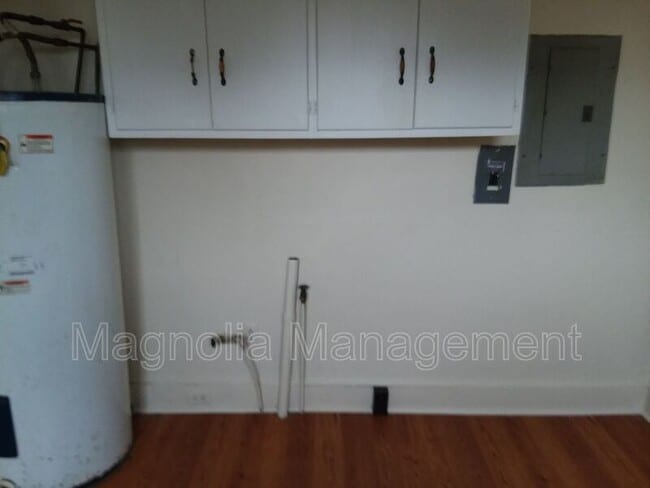 Building Photo - 410 Young St