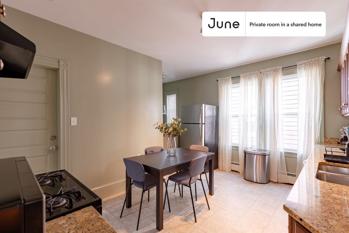 Building Photo - Private bedroom in 4 bed/1 bath Home