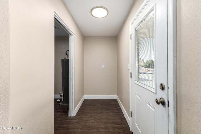 Building Photo - 7613 W Devonshire Ave