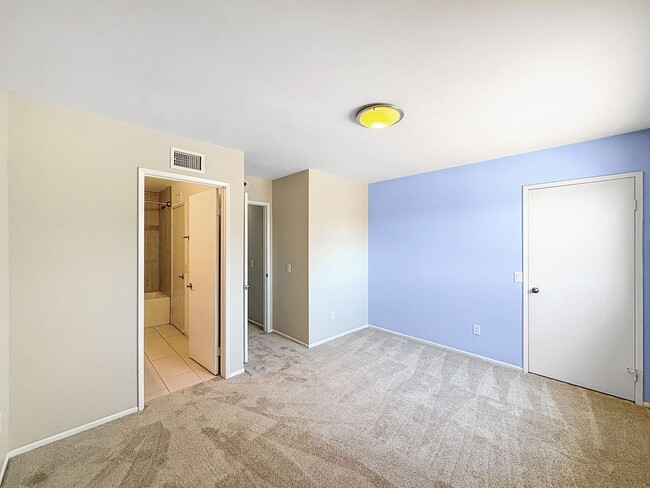 Building Photo - Beautifully updated 4-bed, 3-bath, two-sto...