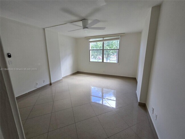 Building Photo - 115 Royal Pk Dr
