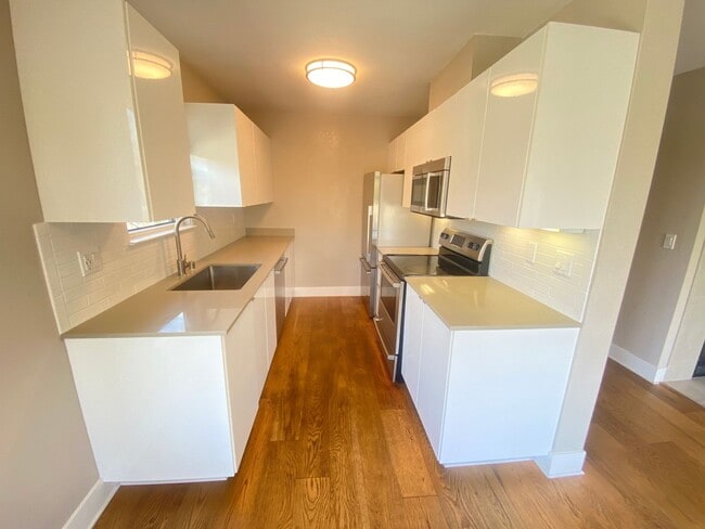 Building Photo - Advent - Low Deposit Bright Top Floor Condo!
