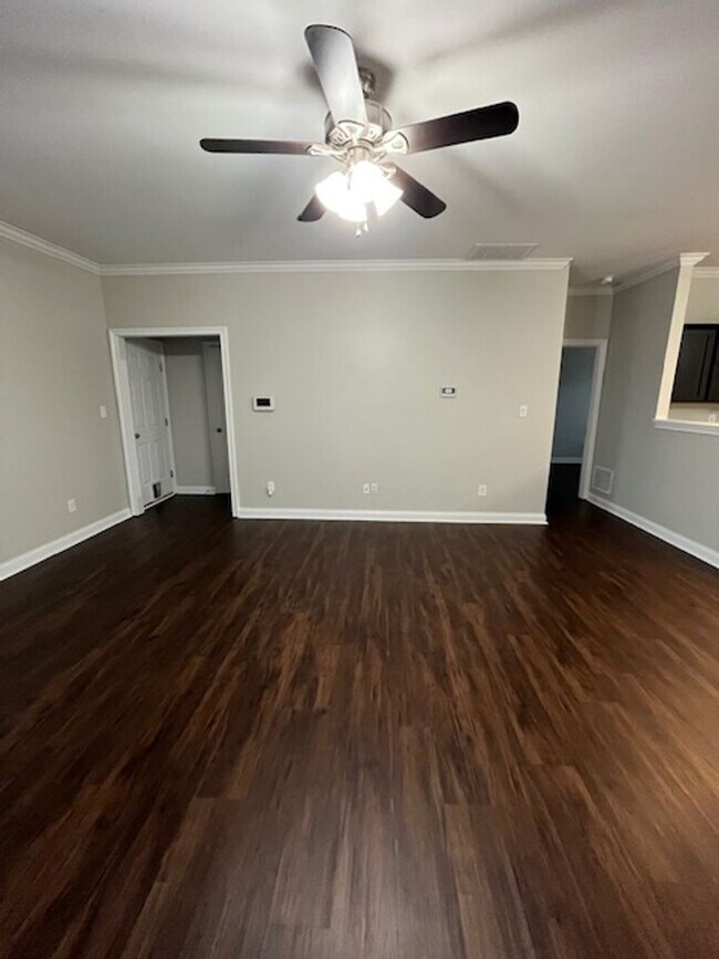 Building Photo - 4-bedroom, 2.5-bathroom home located in the heart of Lexington, KY