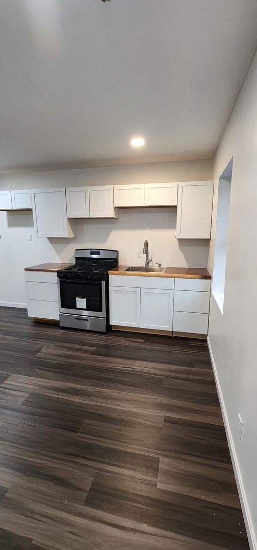 Building Photo - Newly Renovated 3-Bedroom Apartment in Pen...
