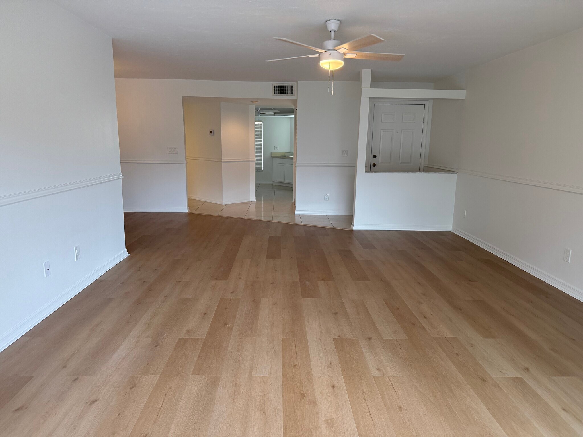 Building Photo - 9836 Luna Cir