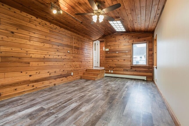 Building Photo - South Side 3 Bedroom House