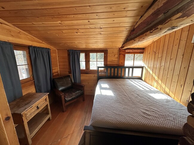 Building Photo - Two Bedroom Cabin in Indian Hills!