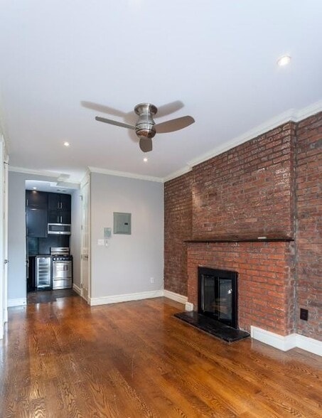 Building Photo - 562 Hudson St
