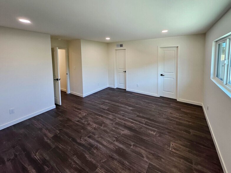 Building Photo - 12948 Lull St