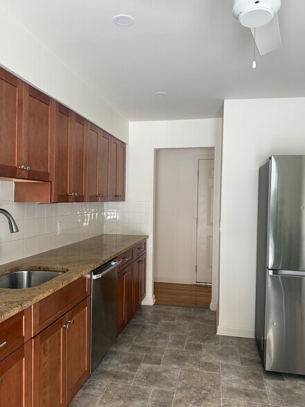 Building Photo - 724 6th St