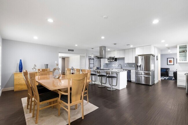Building Photo - 7830 La Sobrina Dr