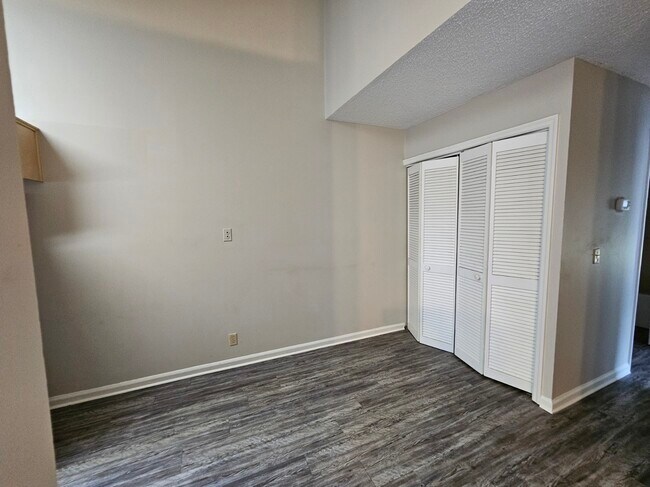 Building Photo - 108 E Lakemont Dr