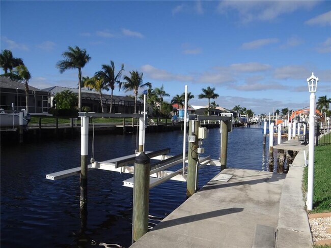 Building Photo - 739 Bimini Ln