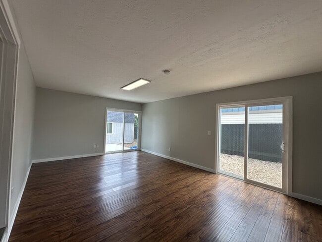 Building Photo - 389 NE Evergreen Ct