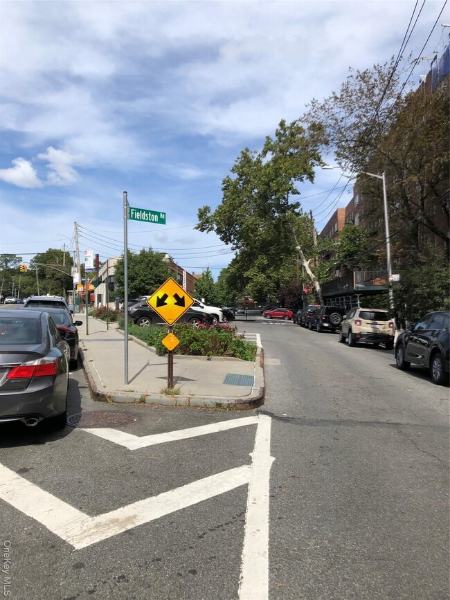 Building Photo - 474 W 238th St