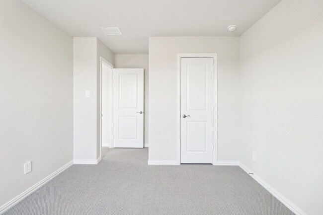 Building Photo - 2113 Gustavus Dr