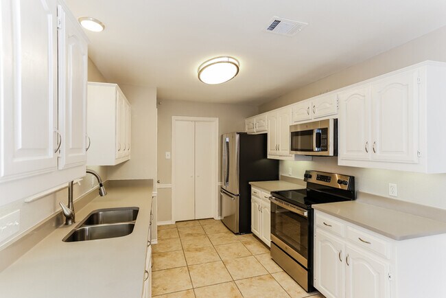 Building Photo - 3309 Sara Dr