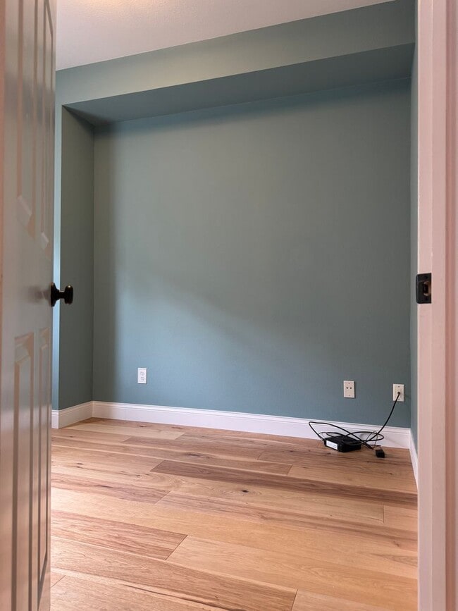 Building Photo - Gorgeous Townhome with W/S/G AND Gas!