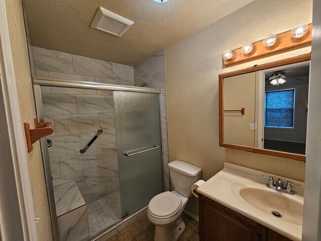 Building Photo - 1005 X Ave