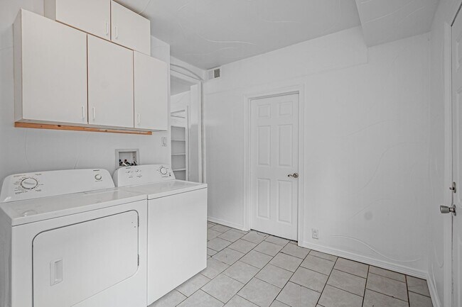 Building Photo - 4BD, 2BA Sun Valley Home with Large Driveway for Parking