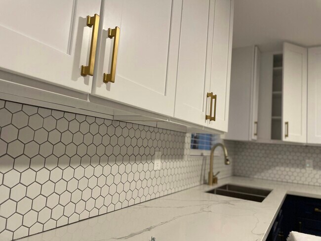 Building Photo - 1385 N Marengo Ave