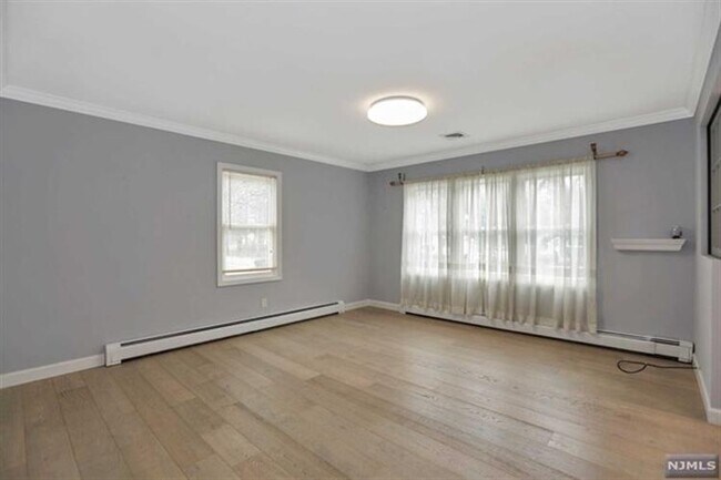 Building Photo - 240 Knickerbocker Rd