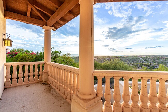 Catalina Foothills 4 bedroom 4 bath Home located in prestigious Canyon Ridge. 270-degree VIEWS! - 4667 N Rocky Crest Plz