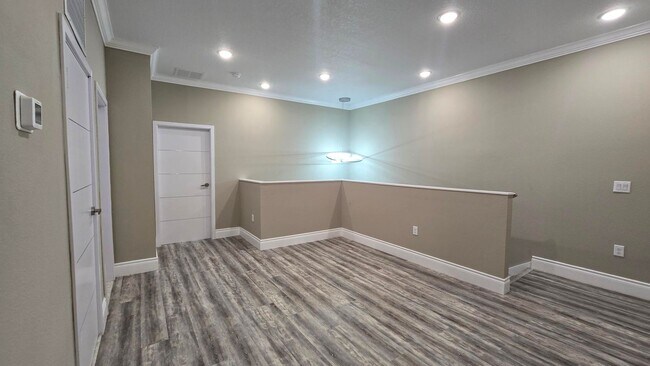 Building Photo - Beautiful and Modern 4 bed 3.5 Bath Townho...