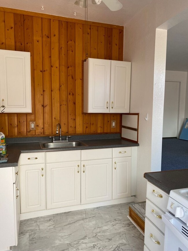 Building Photo - Charming Granny Unit in the Heart of the E...