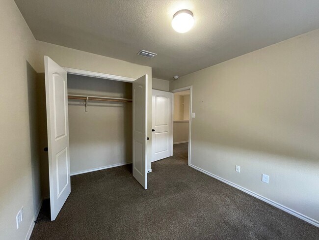 Building Photo - Townhome for rent
