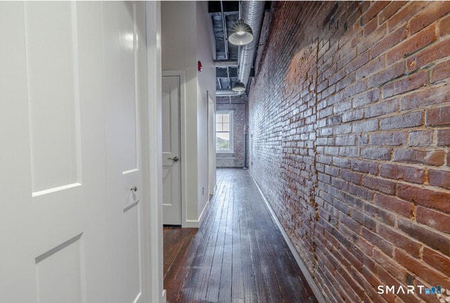 Building Photo - 424 Main St