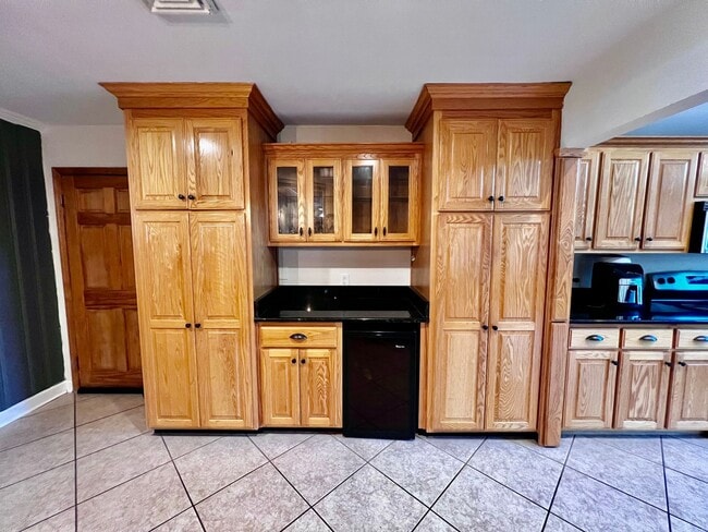 Building Photo - Brick ranch on half acre lot in Virginia B...