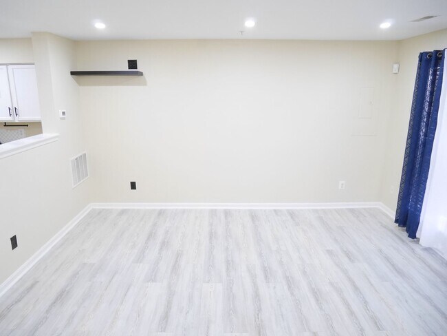 Building Photo - Spacious Townhome- Glen Burnie, MD *PET FR...