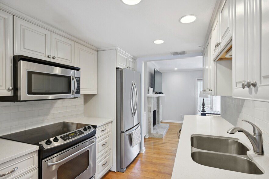 Building Photo - 11 Ivy Sq NE