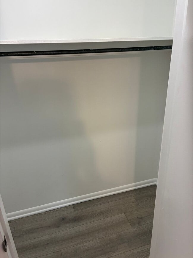 Building Photo - Fully remodeled 2 bed, 1 bath duplex walki...