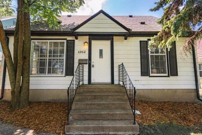 Building Photo - Charming 4bd. Tons of storage and 2 car garage!